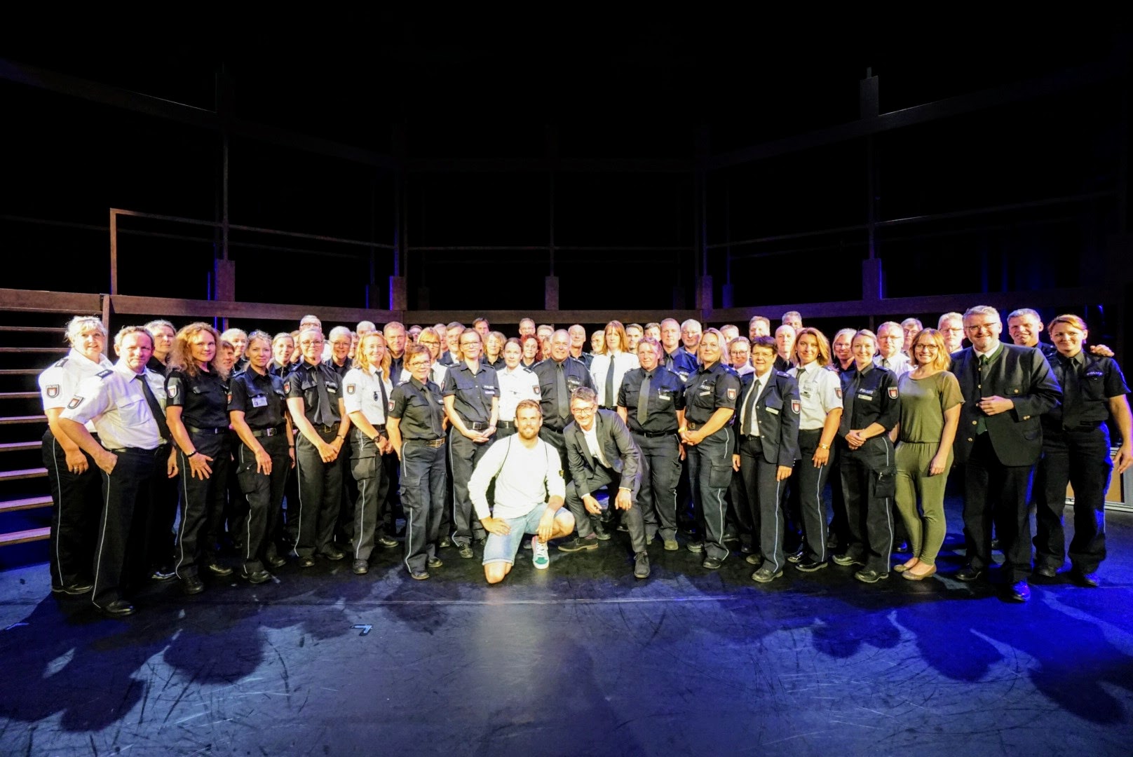 Siegerehrung 2019: Verkehrslehrer der Polizei Hamburg mit Schirmherr Polizeipräsident Ralf Martin Meyer und Moderator Moritz Fürste, dreimaliger Weltmeister und Doppelolympiasieger im Hockey