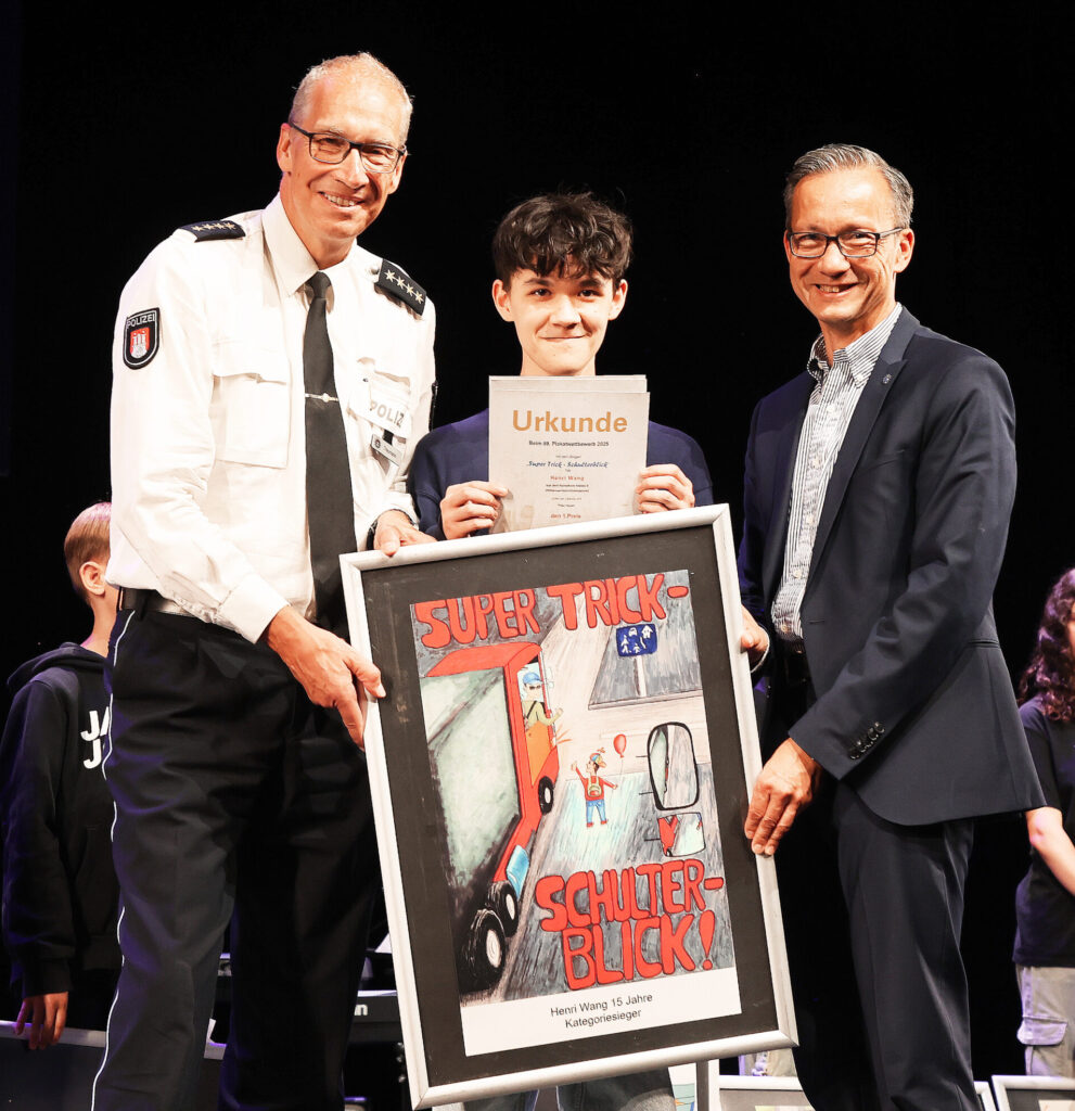 Henri Wang (15 Jahre) vom Immanuel-Kant-Gymnasium mit dem Leiter der Verkehrsdirektion Enno Treumann (links) und Polizeipräsident Falk Schnabel (rechts) Foto: Stefan Hoyer
