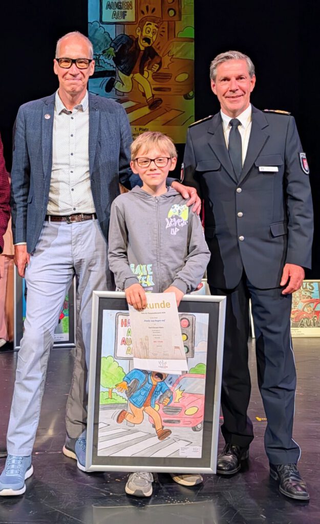 Karl-Vincent Klein (10 Jahre) von der Schule Redder mit dem Vorsitzenden des "Plakatwettbewerb Polizei Hamburg e. V." Enno Treumann (links) und Polizeivizepräsident Mirko Streiber (rechts)